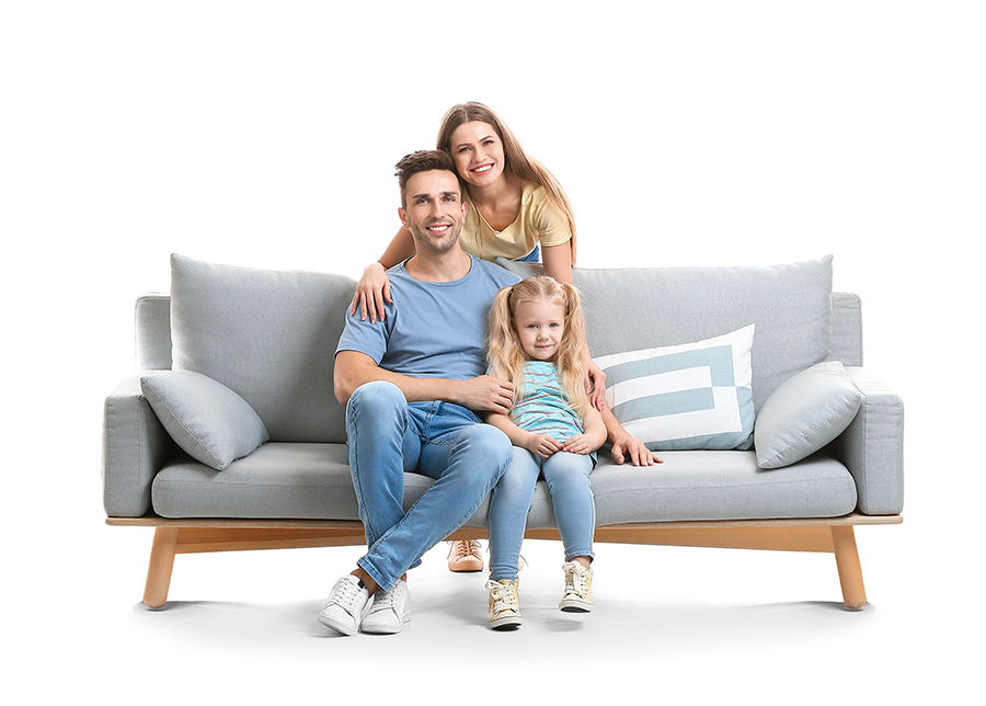 Familia sentada en un sofá