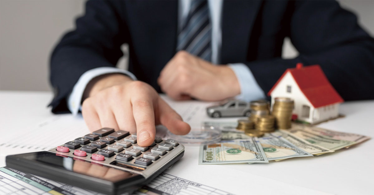 hombre calculando inversiones de cartera de inversiones