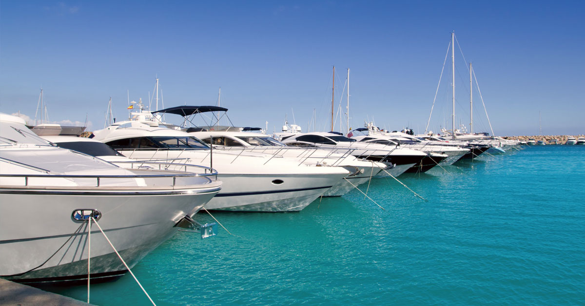 yates amarrados en puerto de mallorca