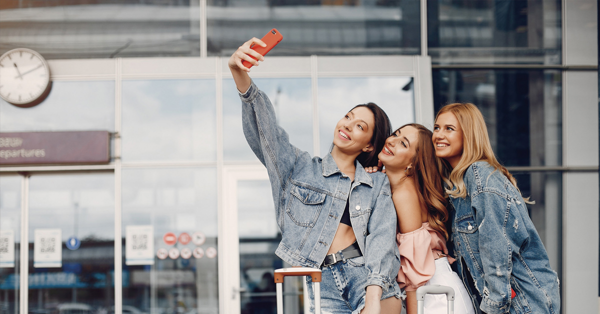 amigas disfrutando viaje con seguro de viaje