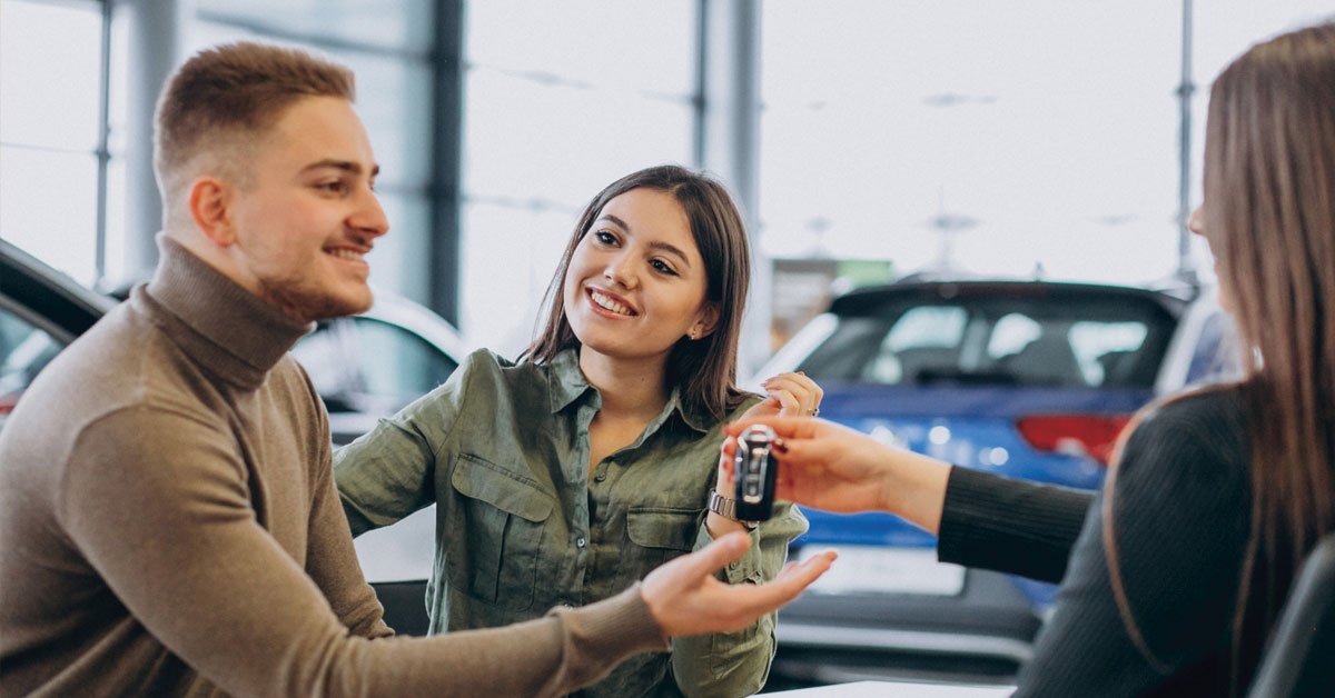 joven comprando coche