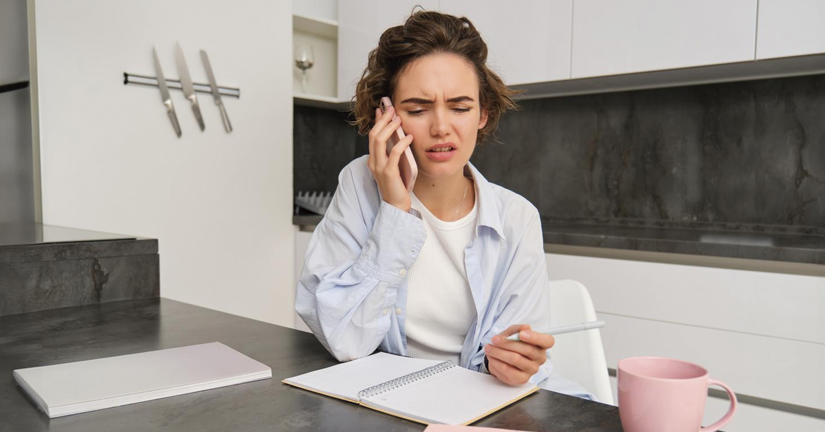 mujer hablando por telefono con aseguradora