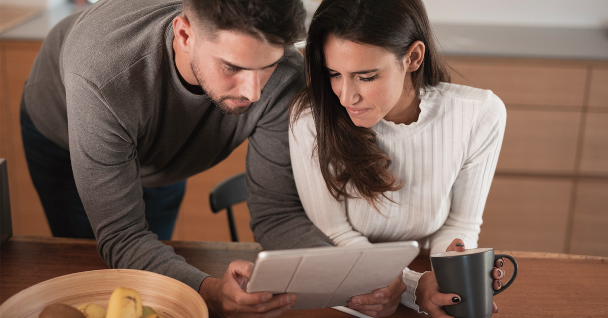 pareja joven revisando poliza de seguro de vida