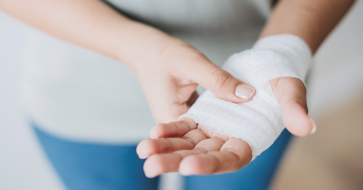 mano vendada por accidente laboral