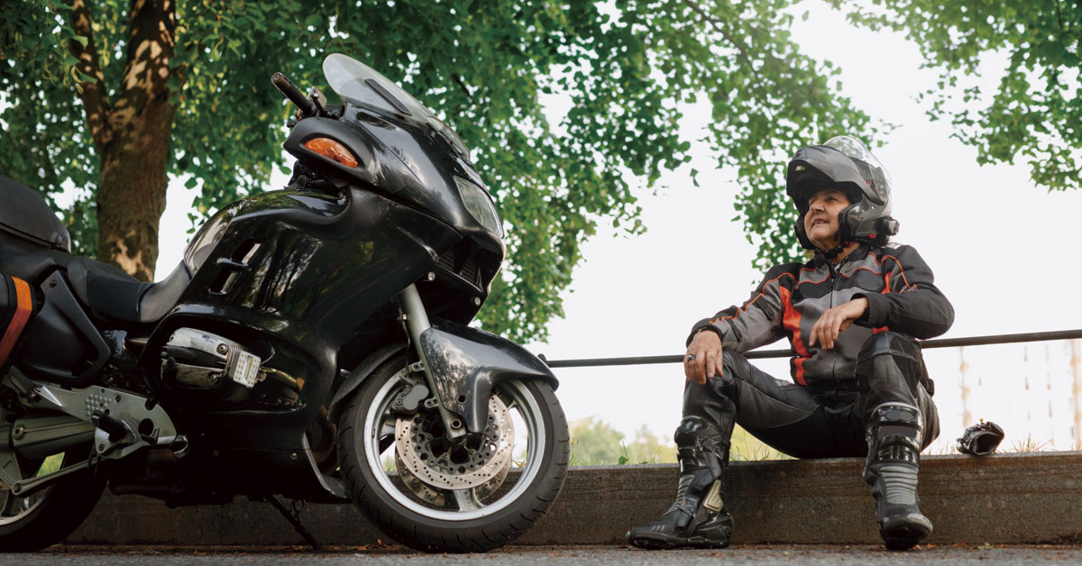 mujer esperando a la grua con su moto